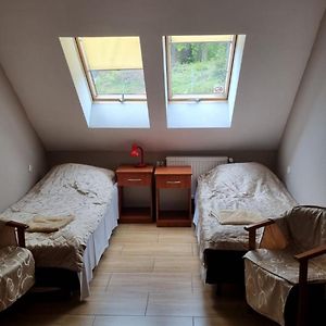 Mały pokój z dwoma pojedynczymi łóżkami